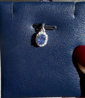 Colgante con halo de diamantes y zafiro azul en oro blanco de 14 quilates |