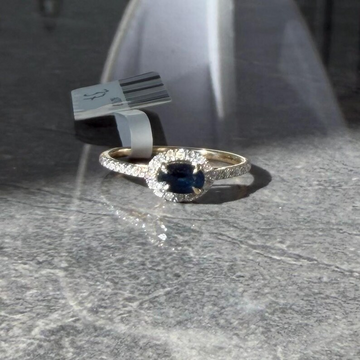 Anillo de zafiro azul ovalado y diamantes en oro blanco de 14 quilates