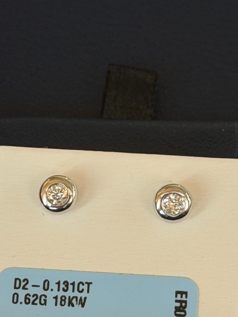 Pendientes con bisel de diamantes en oro blanco de 18 quilates